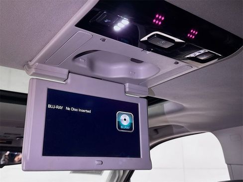 Used 2017 Chevrolet Suburban LT image 25