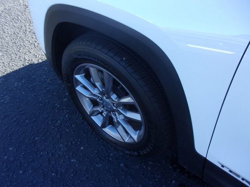 Used 2023 GMC Terrain SLT image 13