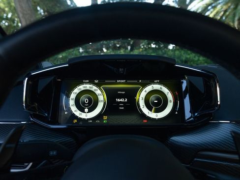 Used 2025 Aston Martin V8 Vantage Coupe image 13