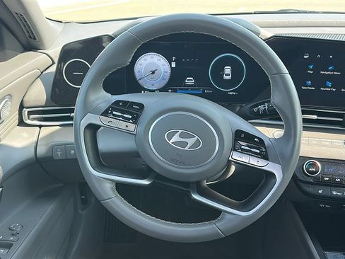 Used 2025 Hyundai Elantra SEL FWD image 23