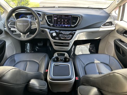 Used 2024 Chrysler Pacifica Touring-L FWD image 18