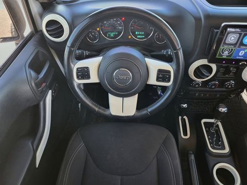Used 2017 Jeep Wrangler Unlimited Rubicon w/ Connectivity Group AWD/4WD image 11