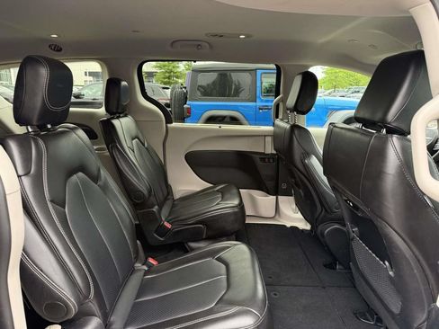 Used 2024 Chrysler Pacifica Touring-L FWD image 17