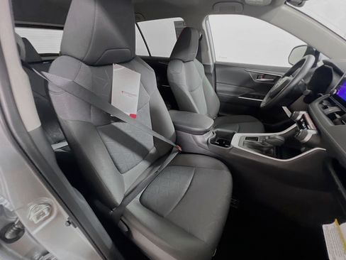 Used 2025 Toyota RAV4 XLE FWD image 31