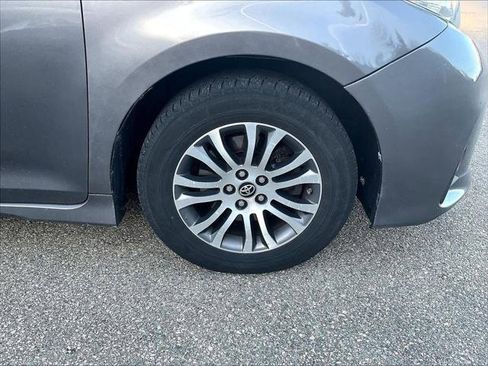 Used 2019 Toyota Sienna XLE image 4