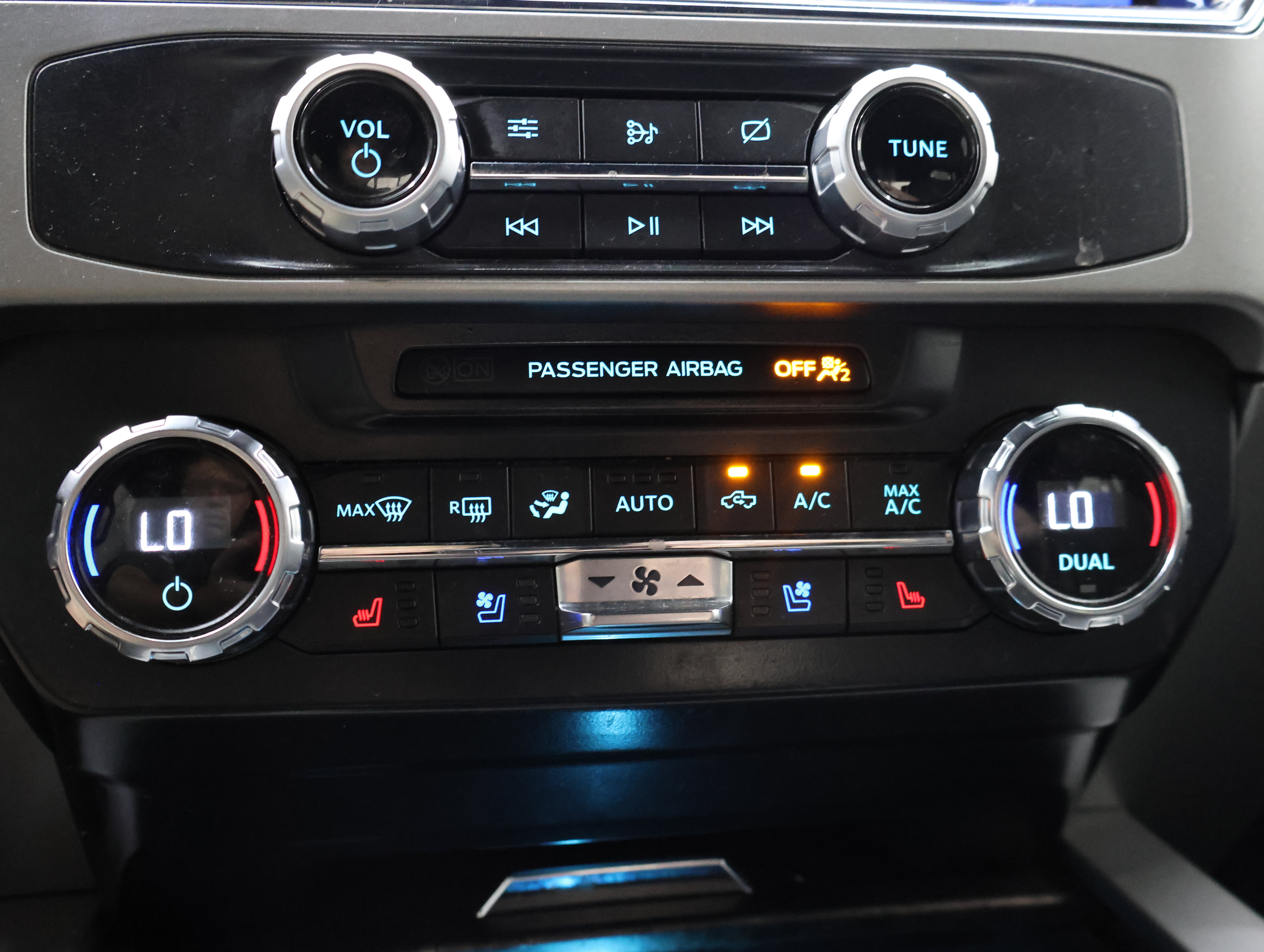 Used 2022 Ford F350 Lariat w/ Black Appearance Package AWD/4WD image 45