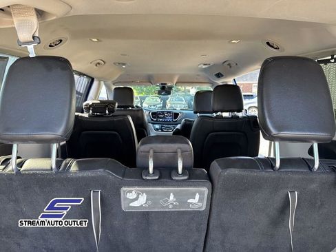Used 2021 Chrysler Pacifica Touring-L image 32