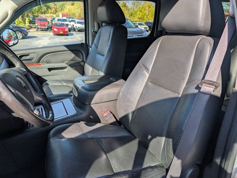 Used 2013 Chevrolet Suburban LTZ image 6