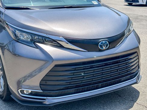 Used 2024 Toyota Sienna XLE FWD image 5