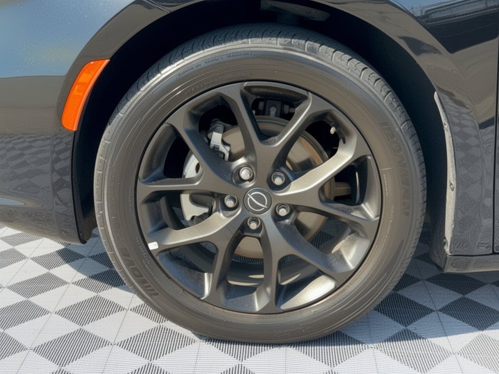 Used 2025 Chrysler Pacifica Limited FWD image 13