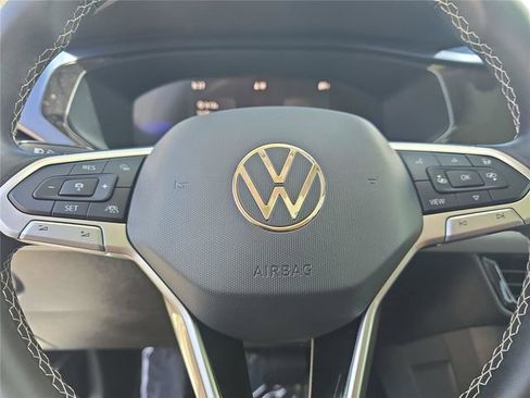 Used 2023 Volkswagen Taos SE w/ Panoramic Sunroof Package FWD image 21