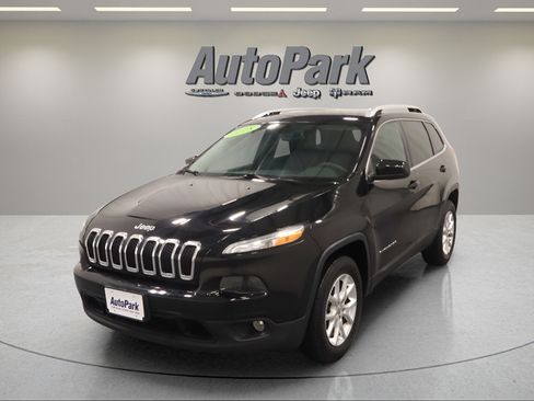 Used 2018 Jeep Cherokee Latitude w/ Safety Group AWD/4WD image 3