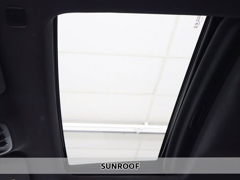 Used 2023 GMC Canyon Denali image 3