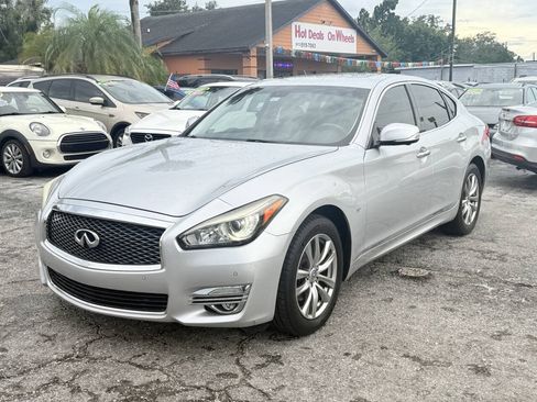 Used 2018 INFINITI Q70 Luxe AWD/4WD image 2