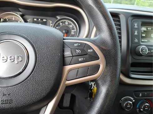Used 2017 Jeep Cherokee Sport FWD image 26