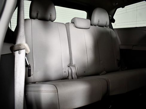 Used 2015 Toyota Sienna XLE image 35