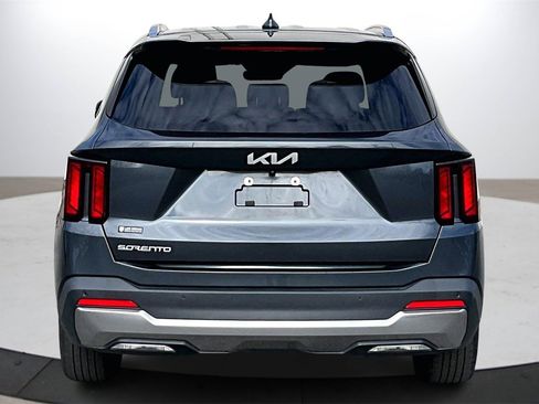 Used 2024 Kia Sorento S image 8