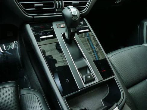 Used 2025 Porsche Macan image 22