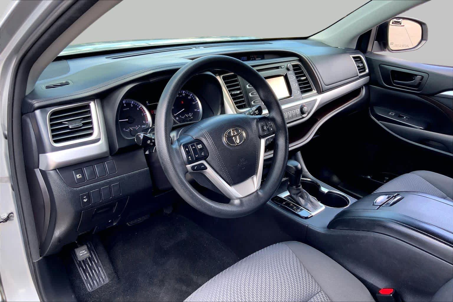 Used 2017 Toyota Highlander LE FWD image 16