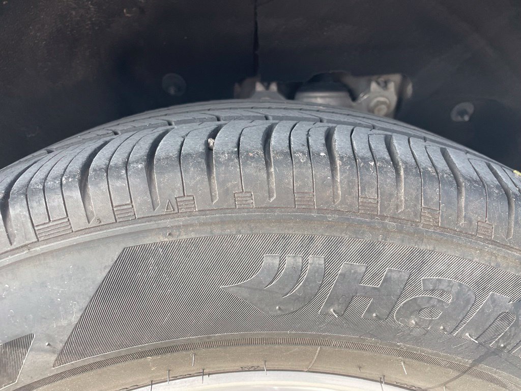 Used 2024 Ford Explorer XLT RWD image 9