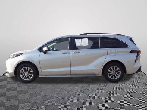 Used 2025 Toyota Sienna XLE image 2