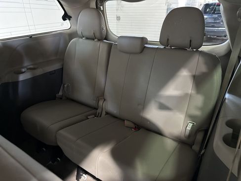 Used 2017 Toyota Sienna XLE Premium FWD image 38