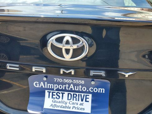 Used 2018 Toyota Camry SE w/ Convenience Package FWD image 12