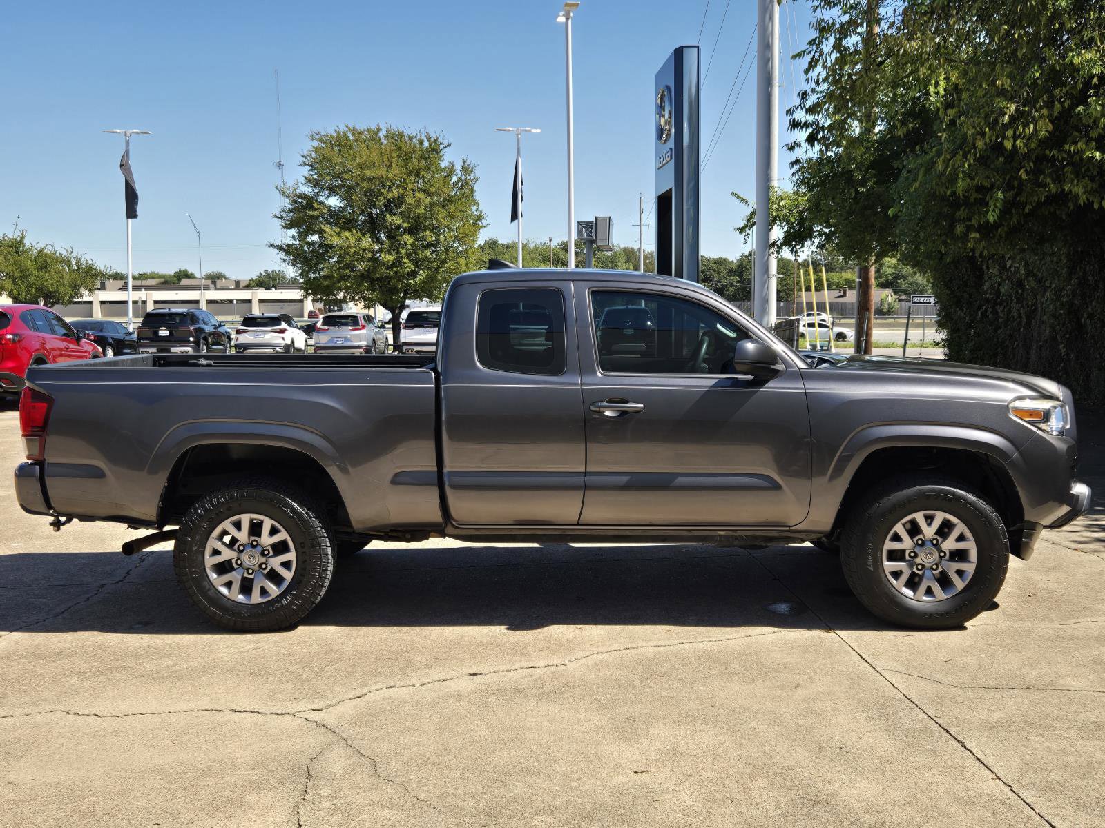 Used 2018 Toyota Tacoma SR RWD image 10