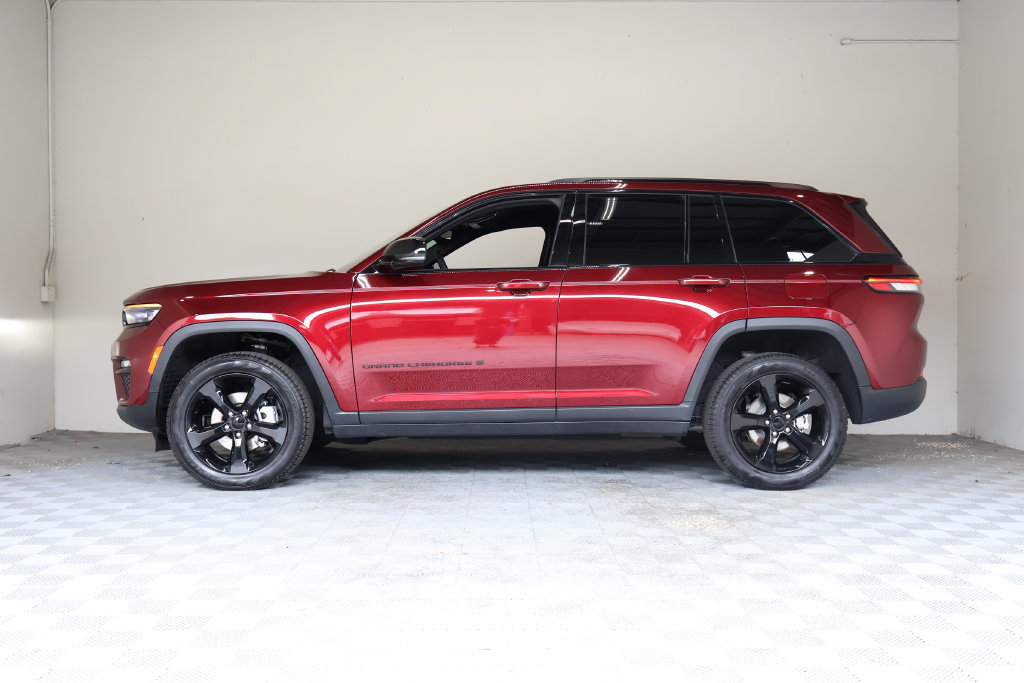 Used 2025 Jeep Grand Cherokee Limited w/ Black Appearance Package AWD/4WD image 7