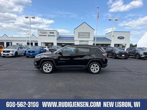 Used 2025 Jeep Compass Latitude w/ Sun & Sound Group AWD/4WD image 2