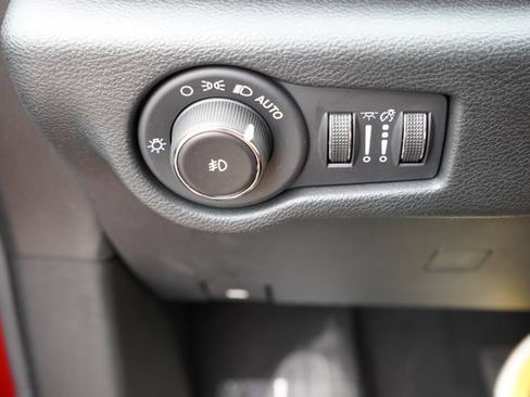 Used 2025 Chrysler Pacifica Select AWD/4WD image 28