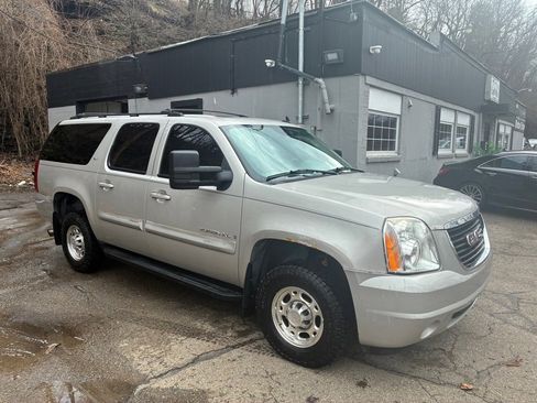 Used 2007 GMC Yukon XL 2500 SLT w/ SLT Preferred Equipment Group image 3