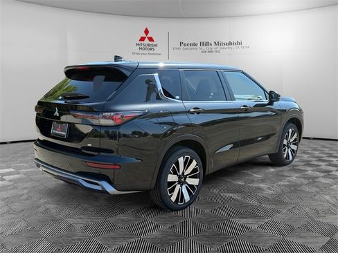 New 2025 Mitsubishi Outlander SE image 5