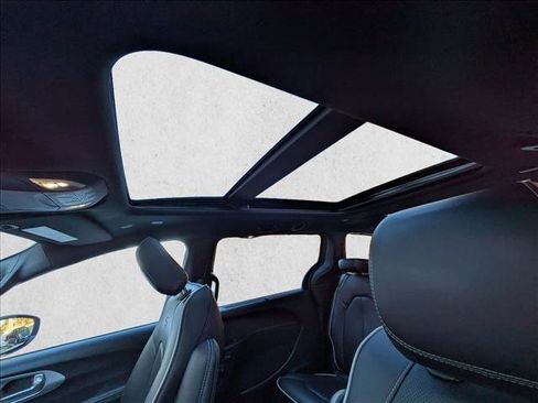 Used 2025 Chrysler Pacifica Limited image 14