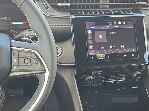 Used 2024 Jeep Grand Cherokee L Laredo image 12