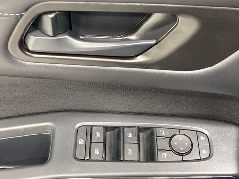 Used 2025 Nissan Pathfinder SV image 13