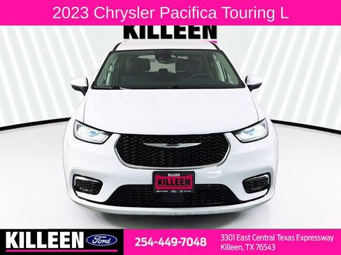 Used 2023 Chrysler Pacifica Touring-L FWD image 2