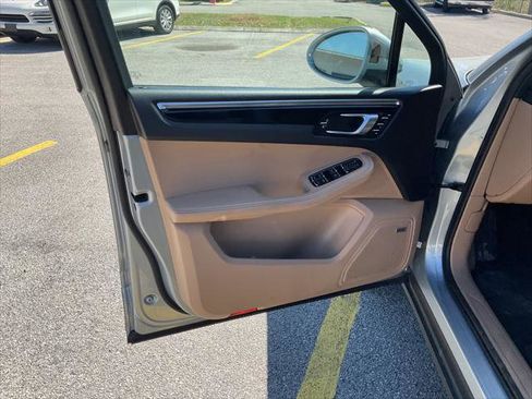 Used 2021 Porsche Macan w/ Premium Package Plus image 22