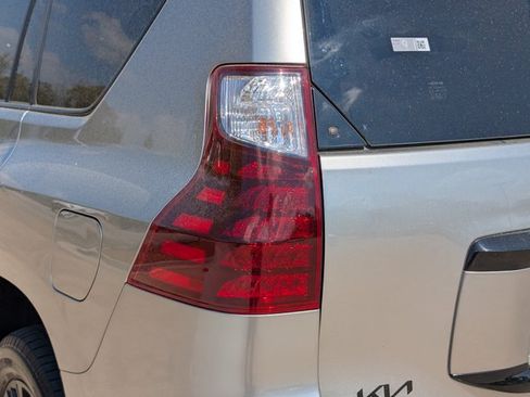 Used 2022 Lexus GX 460 Luxury w/ Sport Design Package AWD/4WD image 24