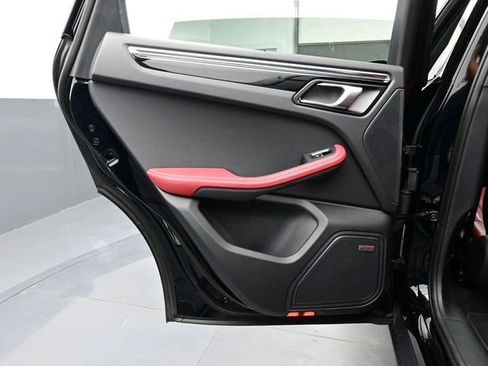 Certified 2025 Porsche Macan AWD/4WD image 13