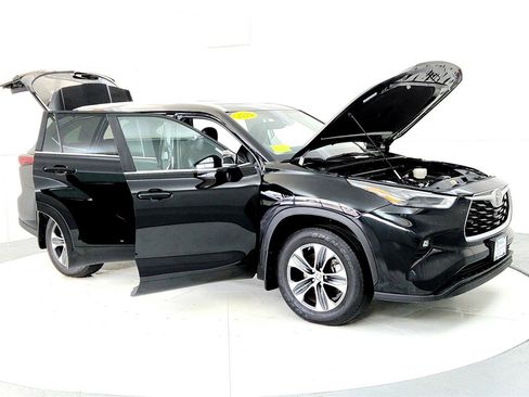 Used 2024 Toyota Highlander XLE image 12