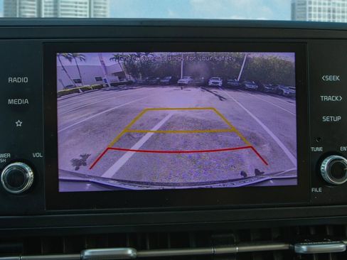 Used 2022 Kia Carnival LX image 27