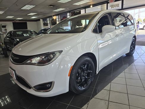 Used 2018 Chrysler Pacifica Touring Plus w/ Tire & Wheel Group image 1