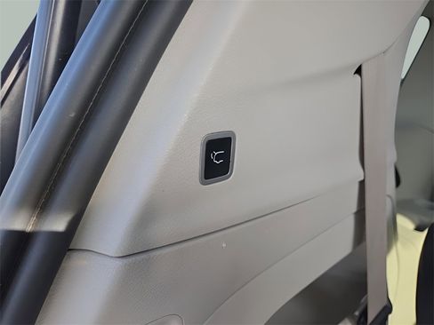 Used 2023 Chrysler Pacifica Touring-L image 20