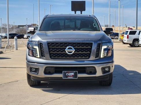 Used 2018 Nissan Titan SV w/ SV Convenience Package image 11