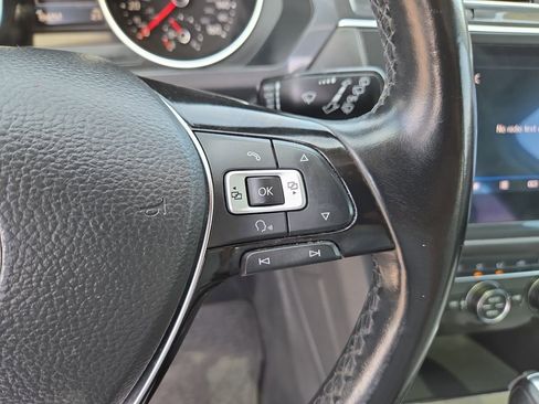 Used 2018 Volkswagen Tiguan SE w/ Panoramic Sunroof Package FWD image 19