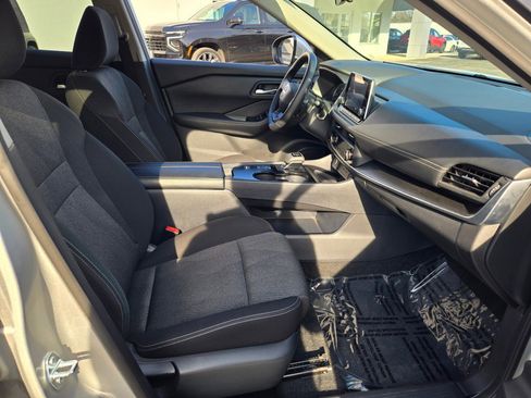 Used 2025 Nissan Rogue SV FWD image 6