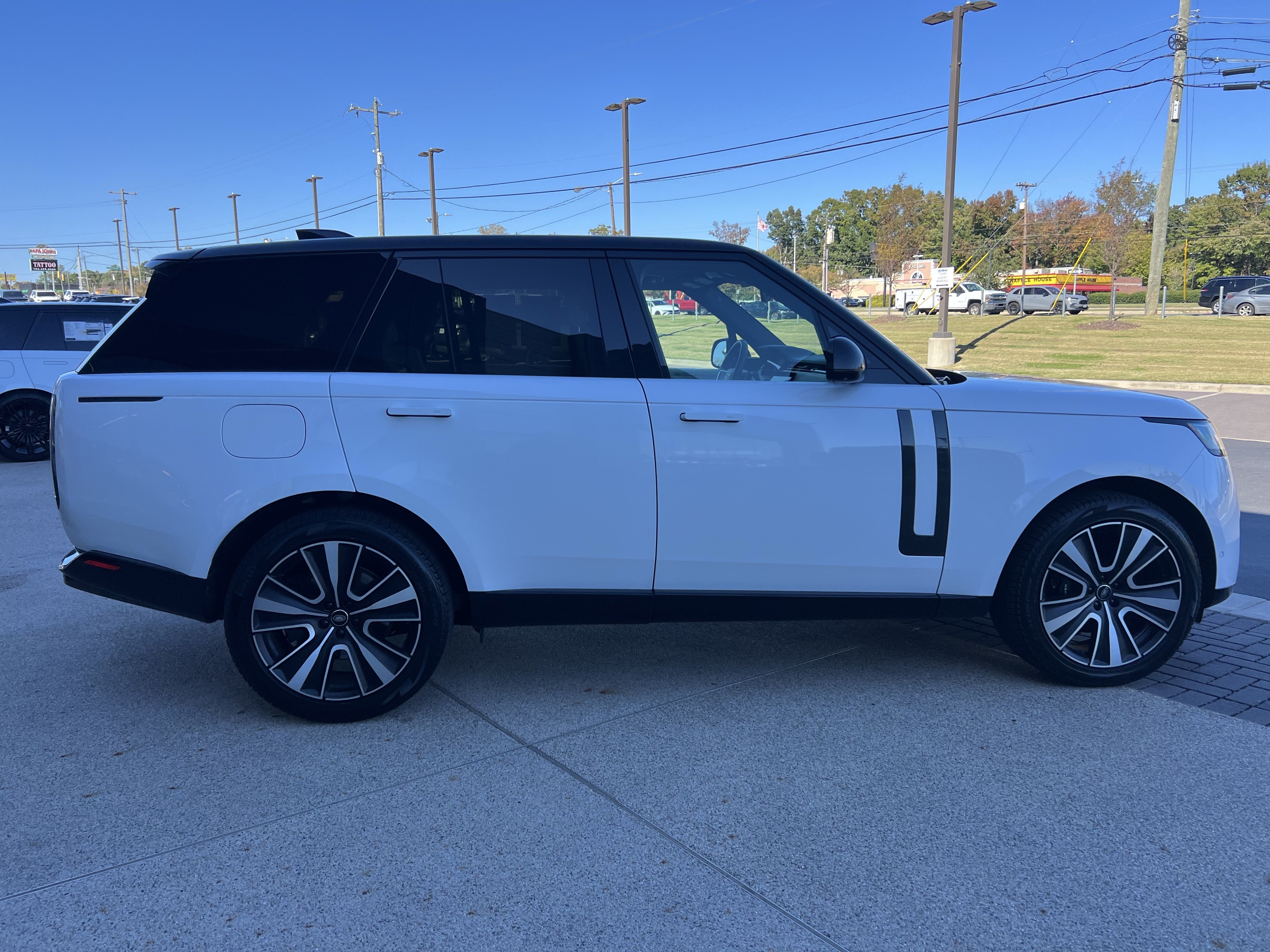 Certified 2025 Land Rover Range Rover SE AWD/4WD image 8