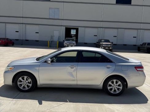 Used 2010 Toyota Camry LE image 4