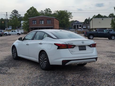 Used 2025 Nissan Altima 2.5 SV FWD image 3